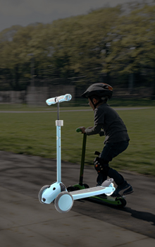 Yürümeye başlayan çocuk ve çocuk scooter